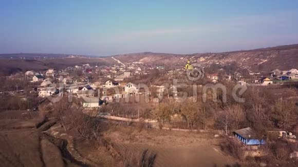在小村庄上空飞行中心是小教堂视频的预览图