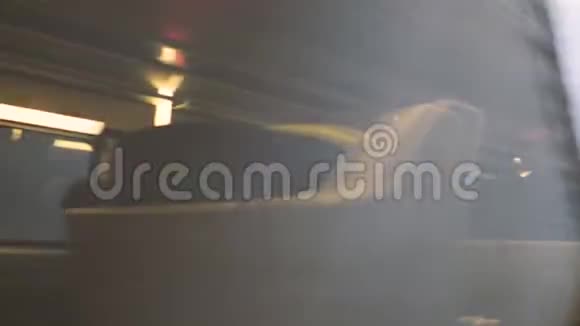 窗外火车山上乘客椅的倒影法国雪视频的预览图