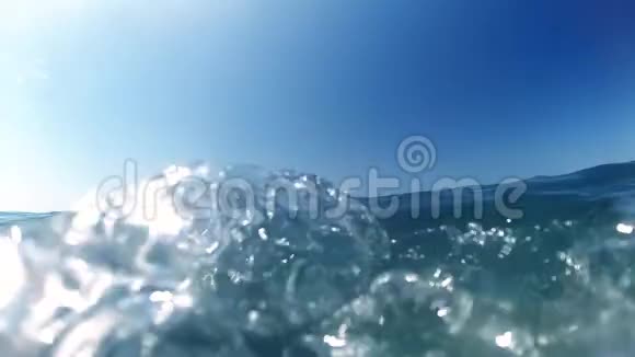 潜水者在海水中潜水和释放气泡的慢动作视频视频的预览图