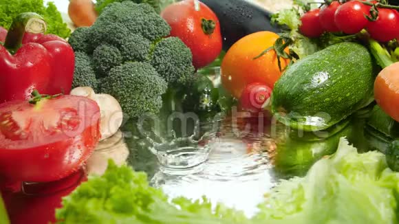特写慢动作视频水滴慢慢落在潮湿的新鲜蔬菜上健康营养概念视频的预览图