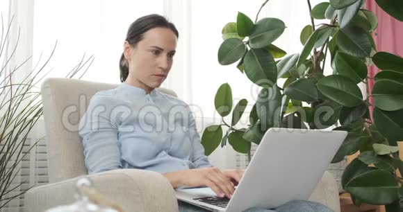家里有笔记本电脑的女人视频的预览图