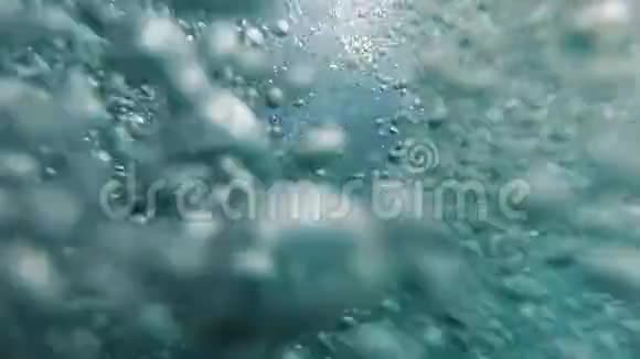 气泡漂浮和上升到海洋水面的慢运动视频视频的预览图