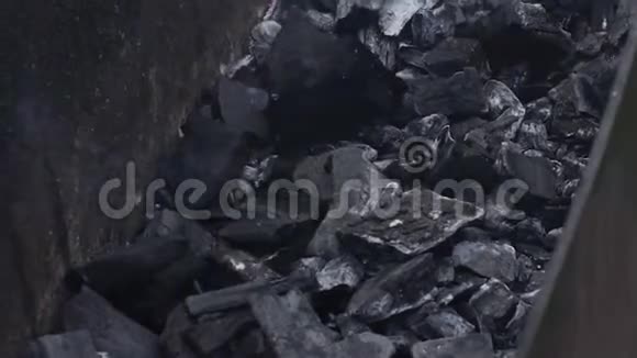 烧烤炉烧焦煤的特写镜头视频的预览图