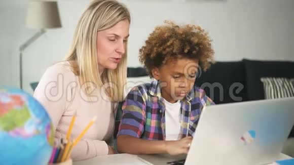 小非洲男人正在浏览互联网教育视频以便在家里的客厅里观看和学习视频的预览图