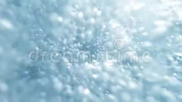 水下潜水员呼吸和从海底释放气泡的特写慢动作视频视频的预览图