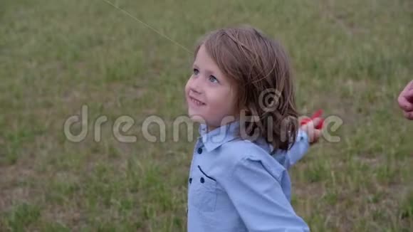 5岁的小可爱男孩留着长发放风筝夏天在户外视频的预览图