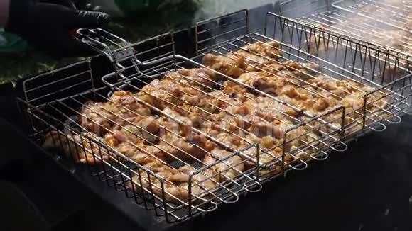 鸡肉在烤架上煎煮视频的预览图