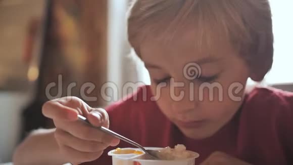 一个七岁的男孩吃酸奶视频的预览图