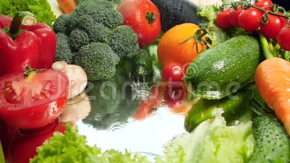 特写蔬菜片和水滴落在镜面的视频健康营养概念视频的预览图