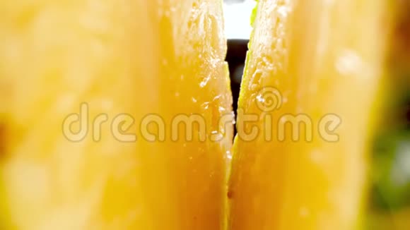 相机在新鲜菠萝的两个切成两半之间移动的4k抽象视频有机食品的完美抽象镜头视频的预览图