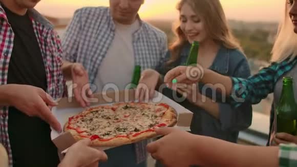 派对上分享披萨的朋友们慢动作视频的预览图