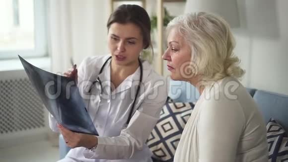 年轻医生和老妇人谈论她的X光视频的预览图