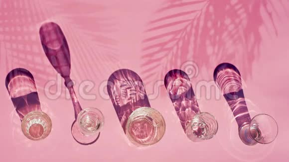 空杯各种形状的葡萄酒威士忌覆盖葡萄酒伏特加利口酒立在粉红色的背景上与沙沙视频的预览图