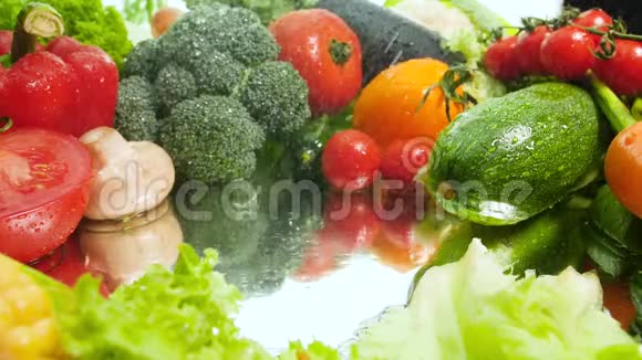 特写慢动作视频新鲜番茄落在湿桌子上切成薄片健康营养概念视频的预览图