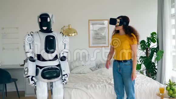 一位戴着VR眼镜的女士正在触摸一个类似人类的机器人机器人人一样的半机器概念视频的预览图