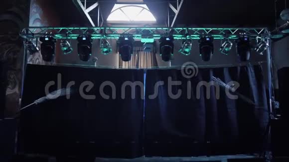 舞台灯光模糊音乐会灯光的抽象形象视频的预览图
