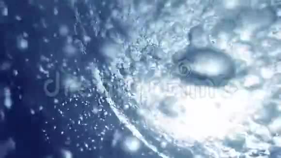 潜水员漂浮在阳光下释放出大量气泡的美丽抽象背景视频的预览图