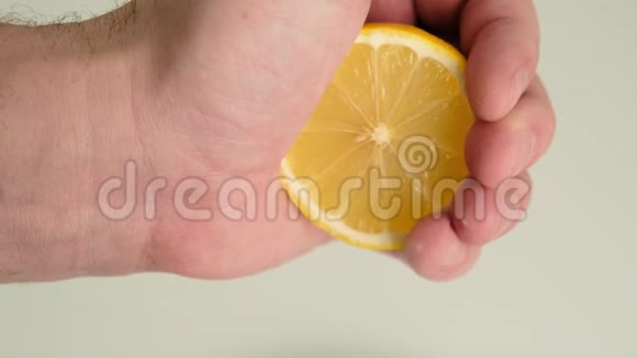 女性用手从新鲜柠檬中榨果汁快关门视频的预览图