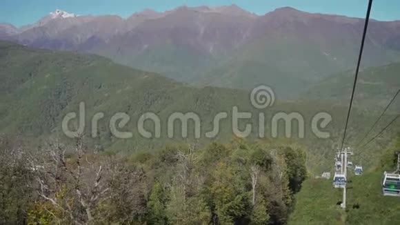 喀尔巴阡山秋索道秋天山上的索道视频的预览图