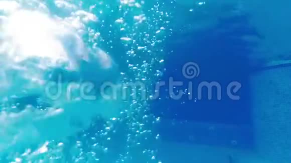 水下潜泳后潜水员在模拟池中释放气泡的慢动作视频视频的预览图