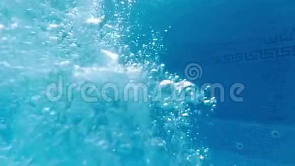 游泳池气泡上升和漂浮的慢动作水下视频视频的预览图