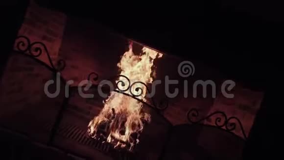 壁炉里有火砖制壁炉神秘气氛视频的预览图