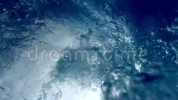 游泳池气泡漂浮慢动作视频视频的预览图