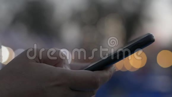手中的妇女短信在手机智能手机上交流和聊天在社会网上在街头食品市场视频的预览图