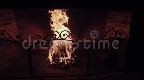 壁炉里有火砖制壁炉神秘气氛视频的预览图