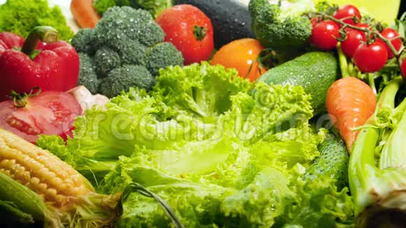 鲜切菜片落在绿色湿生菜叶上的慢动作视频健康营养概念视频的预览图
