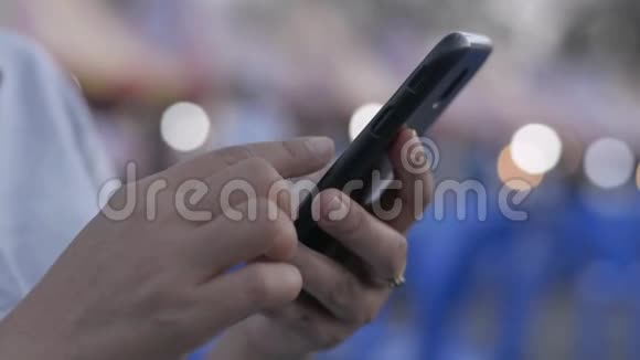在街头食品市场用移动智能手机关闭女性的双手用于社交网络无线技术概念视频的预览图