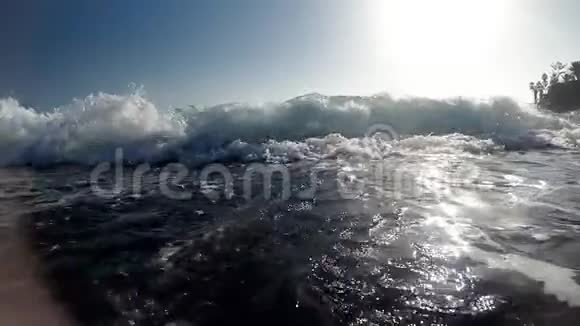 晴天海浪翻滚和破碎的慢动作视频视频的预览图
