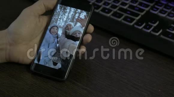 美丽快乐的女人和两个女孩在冬天在公园里进行在线视频聊天妈妈和女儿交流视频的预览图