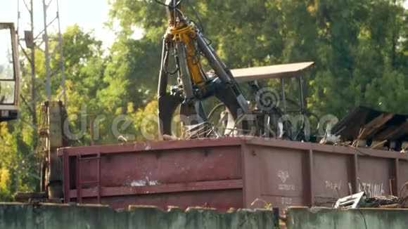 工业抓地力机械手4k视频用于在废料场上装载和移动铁废料金属回收概念视频的预览图