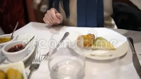 在餐馆里吃印度美食的女人视频的预览图