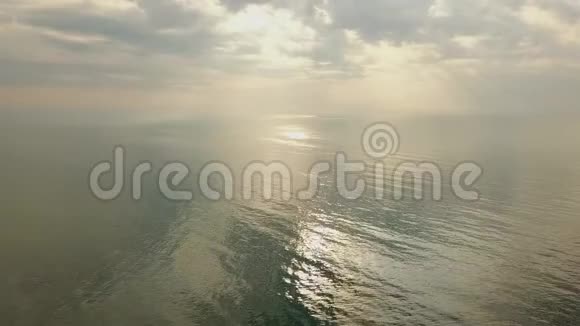 日出天空背景的鸟瞰图空中戏剧性的金色日出早晨的天空云在海面上视频的预览图
