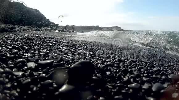 海洋海浪在沙滩上移动和滚动的卵石和石头的水下慢动作视频视频的预览图
