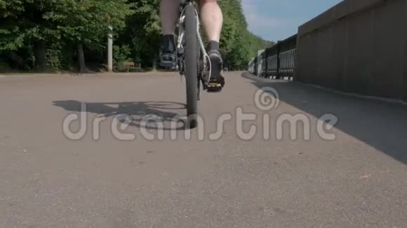 一个运动员骑上自行车毫无重点地从摄像机旁开视频的预览图