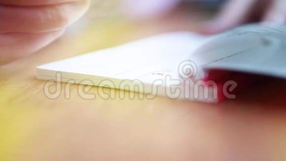 女人用钢笔向右向左填写支票本视频的预览图