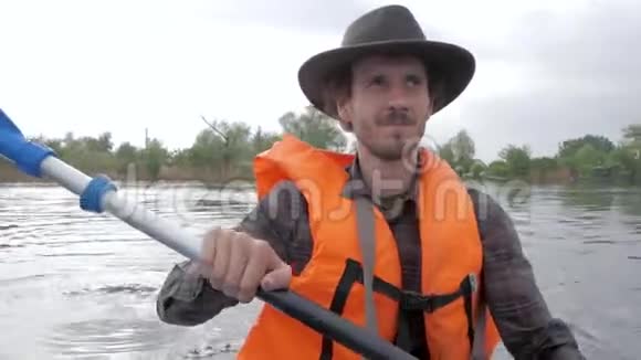 乘坐皮艇的男性旅行者视频的预览图