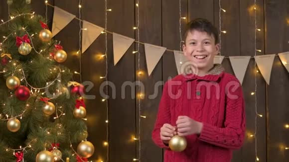 男孩装饰圣诞树木制背景和灯圣诞快乐和节日快乐视频的预览图