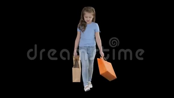 带着购物袋走路的小女孩阿尔法频道视频的预览图