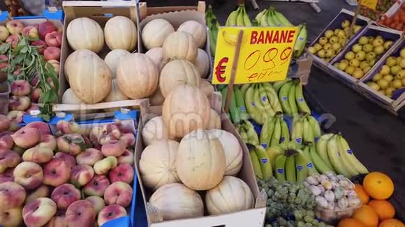 南意大利街头市场的水果和蔬菜视频的预览图