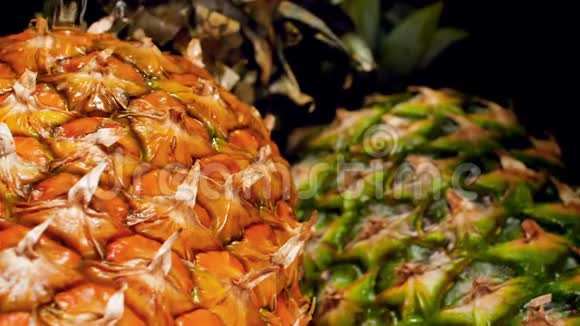 特写慢动作视频水慢慢地倒在新鲜成熟的菠萝上有机食品的完美抽象镜头视频的预览图