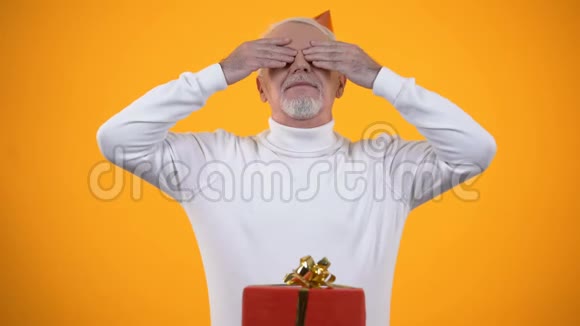 令人惊讶的老年男性睁开眼睛欣喜的礼物盒愉快的b日礼物视频的预览图