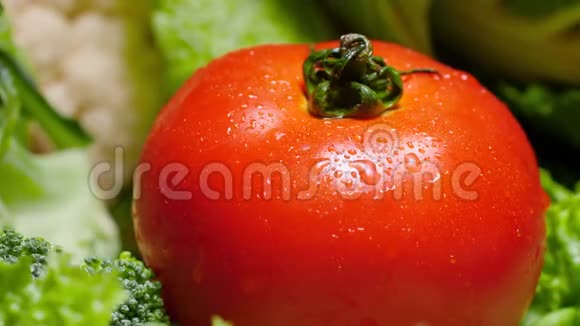 特写4k视频水滴从新鲜成熟的番茄中飘落下来健康营养概念视频的预览图