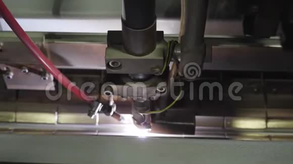 摄像机跟随等离子切割机工作金属加工设备内部钢铁工业钢铁生产视频的预览图