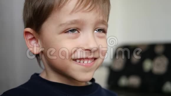 可爱的小男孩一边看着相机一边笑儿童的情绪快关门视频的预览图
