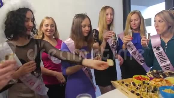 许多快乐的女孩都会得到食物和香槟视频的预览图