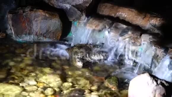 热带雨林中的丛林瀑布瀑布有岩石和绿松石蓝色池塘视频的预览图